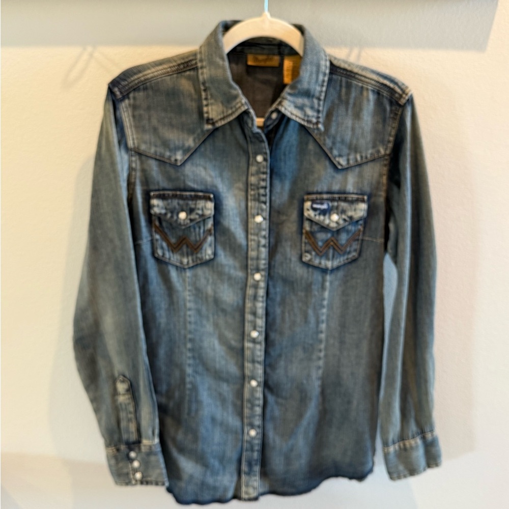 Women’s Wrangler Pearl Snap Denim Button-Up Shirt Size Medium